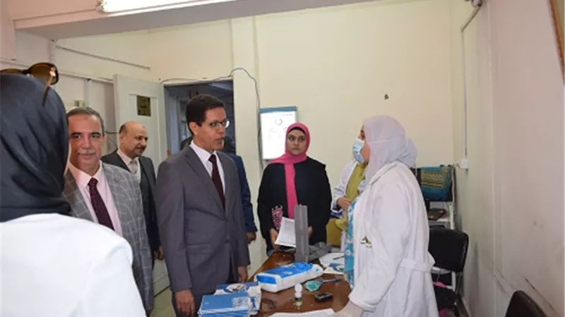 رئيس جامعة بنها يتفقد أعمال الصيانة والكشف الطبي على الطلاب الجدد