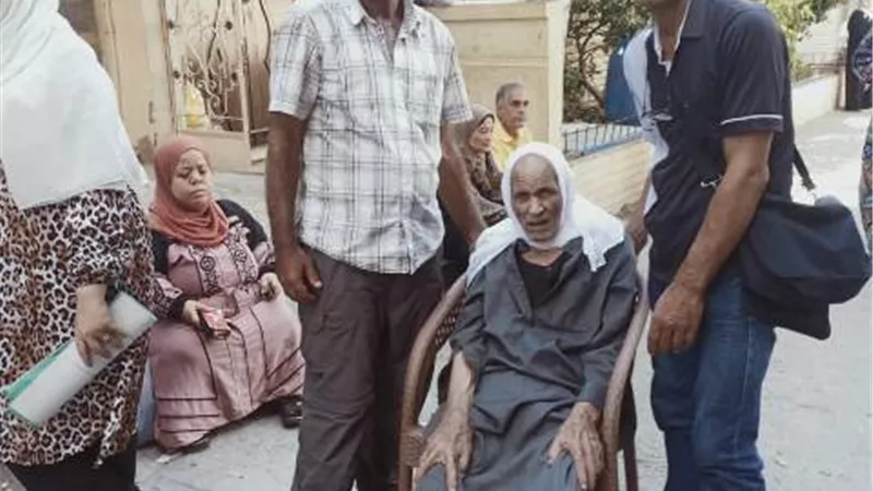 عمره ١٠٣ أعوام ..صابر بباوي يخوض امتحان محو الأمية بالإسكندرية