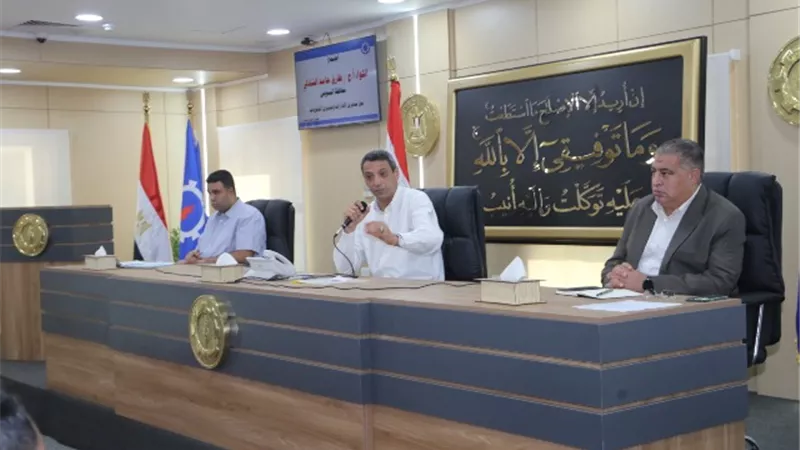 محافظ السويس:دفع عجلة العمل في ملفات التصالح في البناء والتقنين