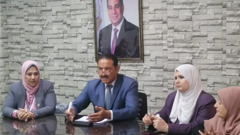 مدير تعليم الجيزة يعقد اجتماعا مع موجهى العموم والمراحل