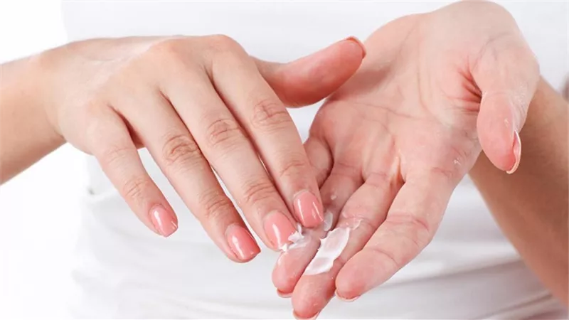أسباب وطرق التخلص من رائحة اليدين الكريهة