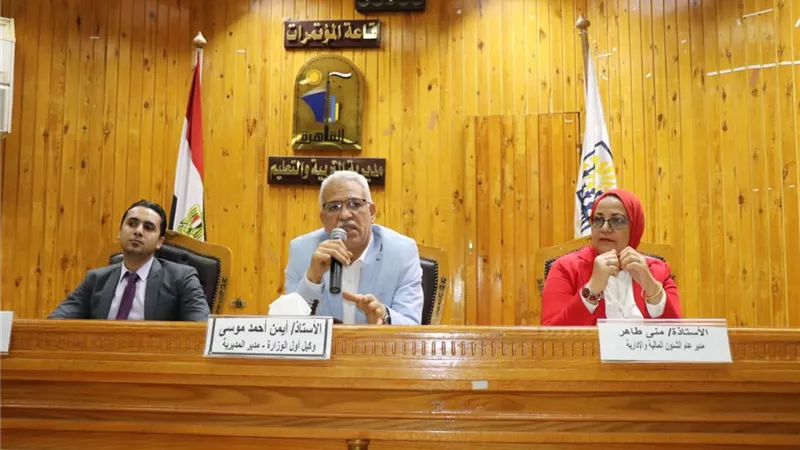 مدير تعليم القاهرة يجتمع مع مديرى الشئون المالية والإدارية