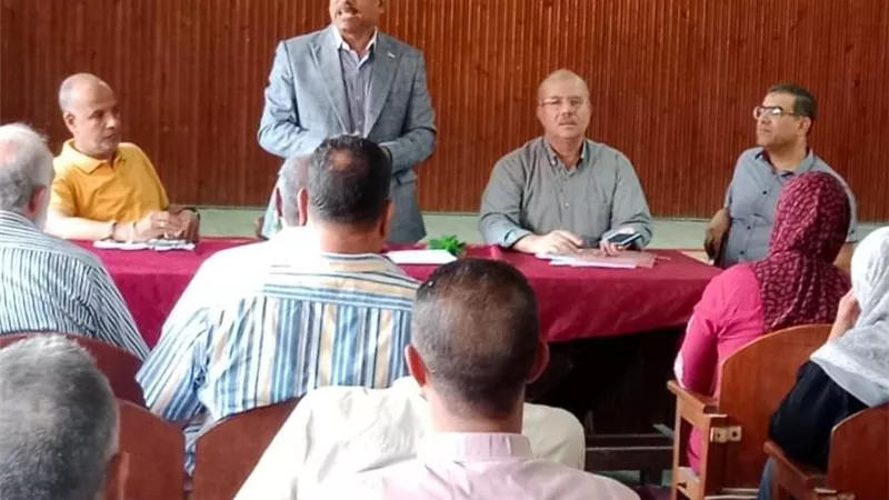 مدير تعليم الخانكة يلتقي مديري المدارس استعدادا للعام الجديد
