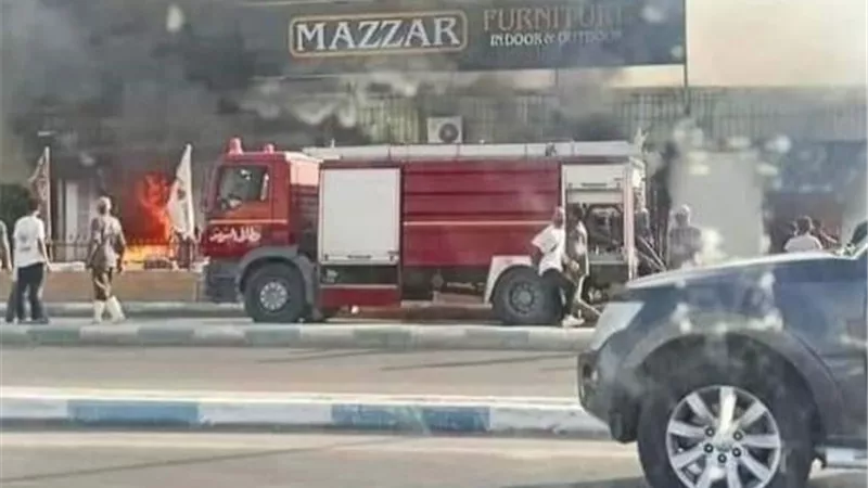 الدفاع المدني يسيطر علي حريق بمعرض للأثاث بالسويس