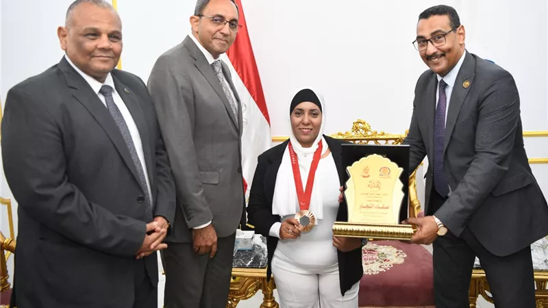 محافظ قنا يكرم بطلة الميدالية البرونزية بدورةالألعاب البارالمبية
