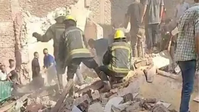 الحماية المدنية تنجح فى إستخراج 3 أشخاص من أسفل ركام العقار بشبرا