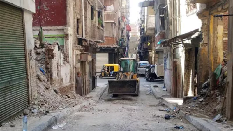 رفع ١٥ طن رديم وأنقاض من شارعين بكرموز