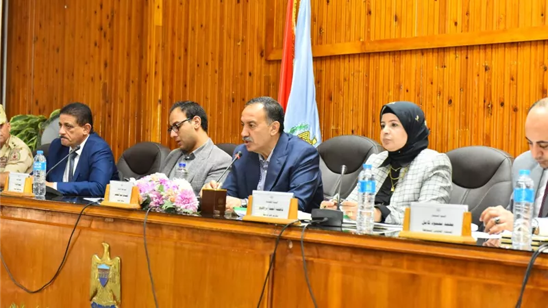 محافظ أسيوط يعلن دعم تشغيل مجمع حرف الشامية بماكينات خياطة
