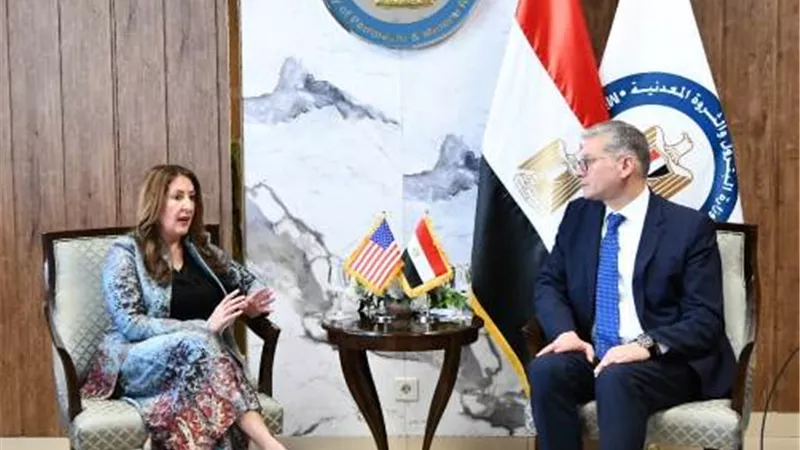 وزير البترول يبحث مع سفيرة أمريكا مشروعات كفاءة الطاقة وخفض الانبعاثات