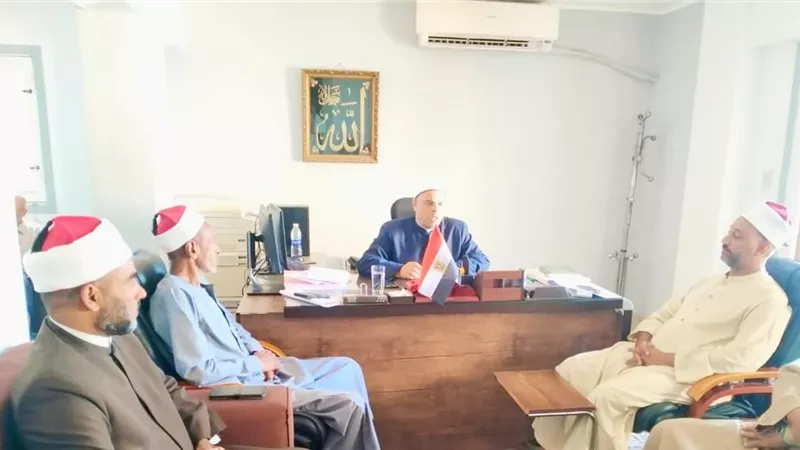 وكيل وزارة الأوقاف بالبحر الاحمر يعقد اجتماعا بمديري الإدارات