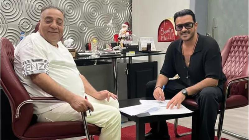 محمد رجب يشارك متابعيه صورًا من تعاقده على مسلسله الرمضانى 