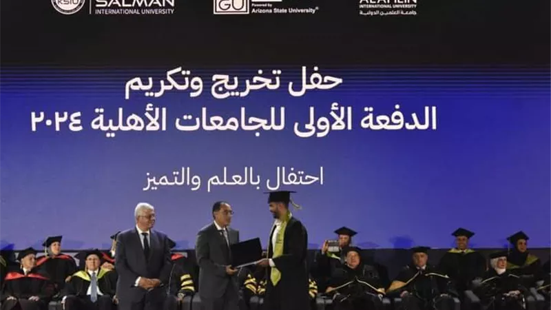 رئيس جامعة سوهاج يشهد حفل تخرج الدفعة الاولي للجامعات الأهلية