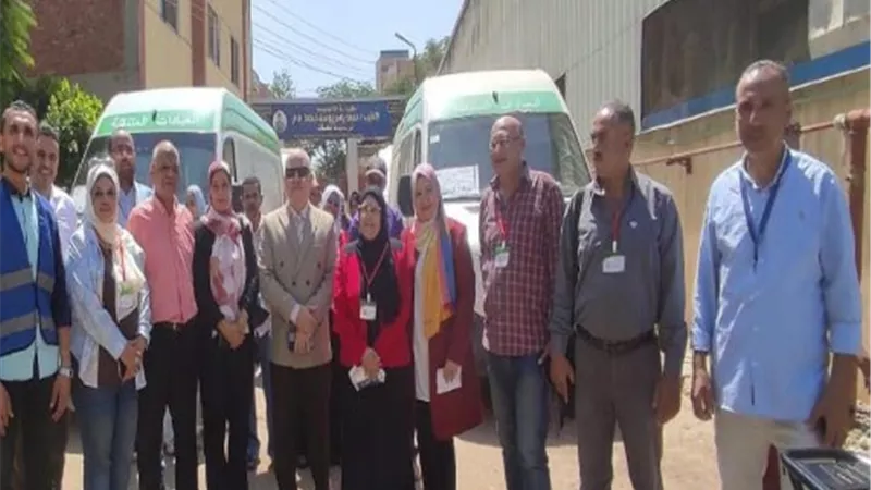 وكيل الصحة بالقليوبية يستمع لمطالب المرضى بقافلة طبية في بلتان