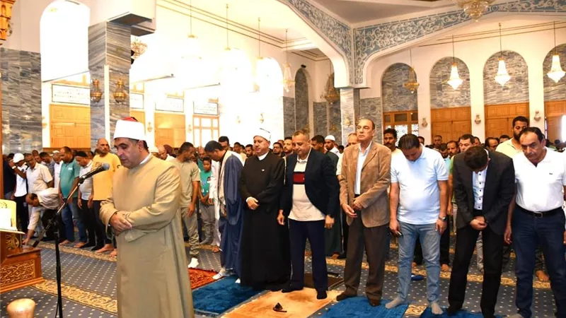 محافظ جنوب سيناء يؤدي شعائر صلاة الجمعة بمسجد السلام بشرم الشيخ