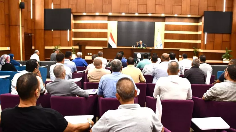 محافظ جنوب سيناء يلتقي مديري ادارات ورؤساء القطاعات