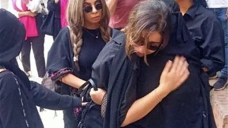 بالصور..انهيار ابنة ناهد رشدي خلال تشييع جثمانها