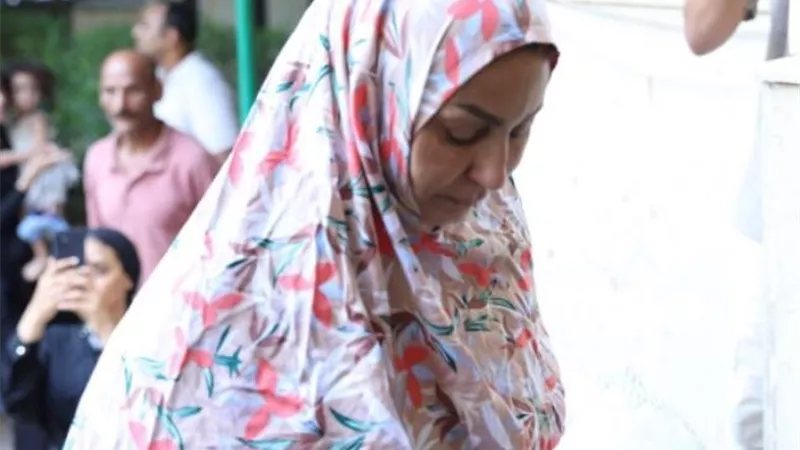 بـ اسدال مشجر.. وفاء عامرتثير الجدل فى جنازة ناهد رشدي