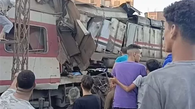 صورحصرية لتصادم قطارين بالزقازيق والدفع ب٣٠ سيارة اسعاف ومطافي