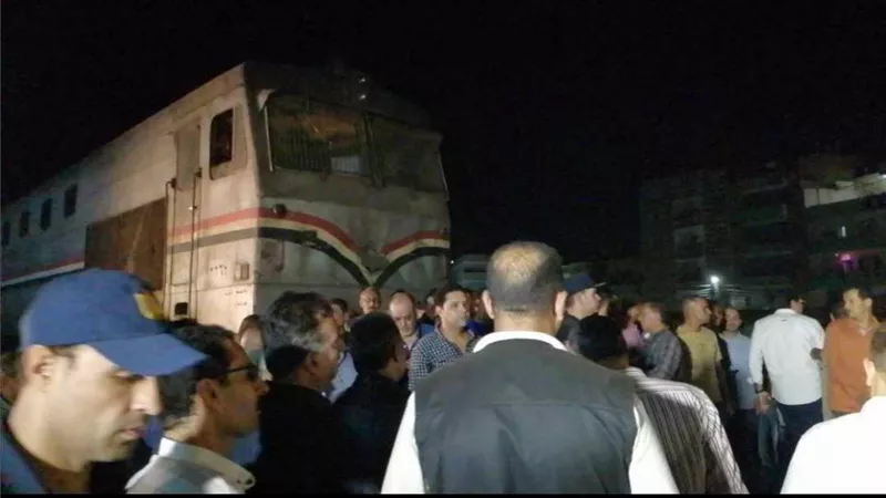 وزير النقل يتفقد موقع حادث قطاري الشرقية