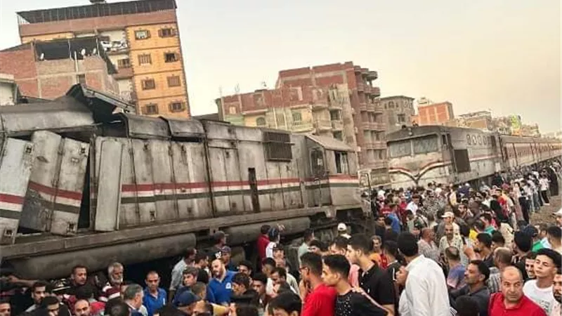 مصادر اولية تشير الي ان حادث قطارين الزقازيق يرجع لعامل التحويلة