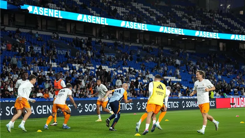 إصابة لاعب ريال مدريد أمام سوسيداد ومغادرته لملعب المباراة