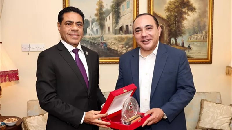 الأهلي يلبي دعوة سفير مصر بكينيا.. وقنديل يهديه درع وعلم النادى