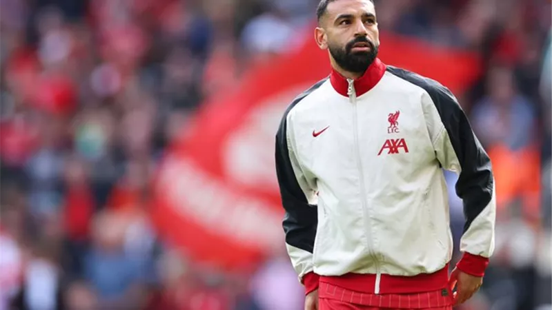 شاهد نزول محمد صلاح إلى أرض الملعب للإحماء .. فيديو