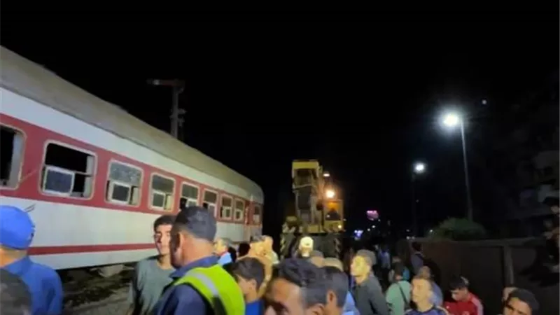 استمرار أعمال رفع آثار حادث قطاري الزقازيق