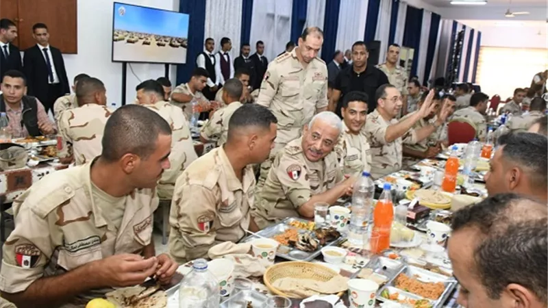 وزير الدفاع يتفقد قاعدة محمد نحيب العسكرية