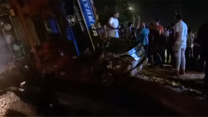 انقلاب سيارة نقل محملة مواد بناء على سيارة ملاكي بحدائق أكتوبر