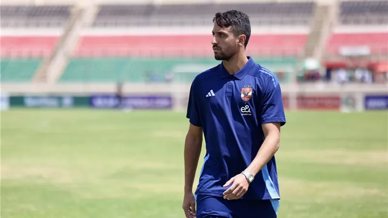 لاعبو الأهلي يجرون عمليات الإحماء قبل مواجهة جورماهيا