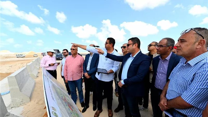 وزير الإسكان يتفقد موقف تنفيذ أعمال المرافق والطرق بمنطقة غرب الضبعة