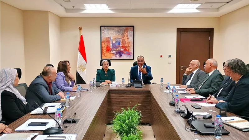 الإسكان تبحث رفع كفاءة محطة معالجة الصرف الصحي بمدينة دهب