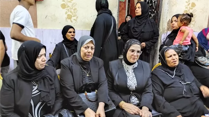 قومي المرأة بالشرقية يزور والدة المتوفين فى حادث قطاري الزقازيق