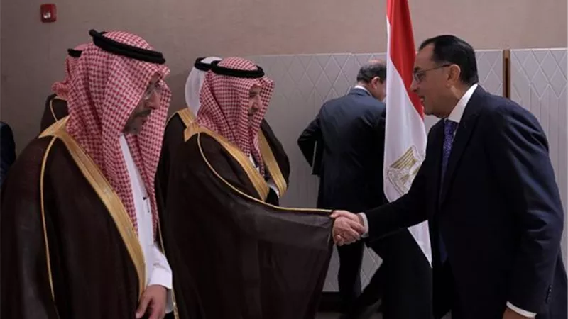 رئيس الوزراء يلتقي وزير الصناعة السعودي لبحث التعاون بين البلدين