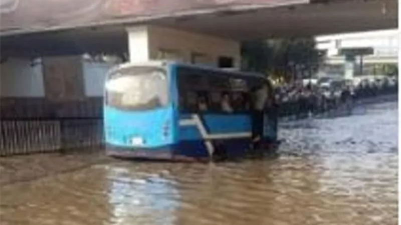 شلل مروري بسبب كسر ماسورة في العباسية