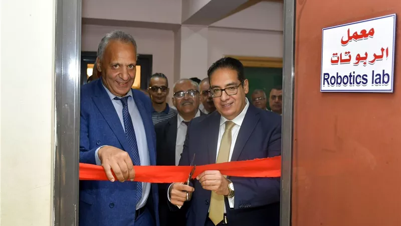 رئيس جامعة القاهرة يفتتح معمل الذكاء الاصطناعي والروبوتات