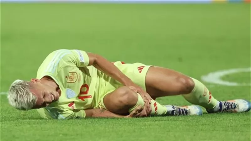 برشلونة يكشف رسميا عن تفاصيل إصابة أولمو ومدة غيابه