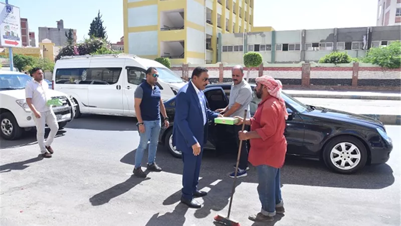 محافظ مطروح يوزع حلاوة المولد علي عمال النظافة بالشوارع