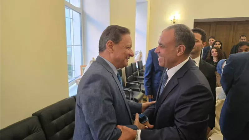 رئيس الأعلى للإعلام يلتقي وزير الخارجية بالسفارة المصرية فى موسكو