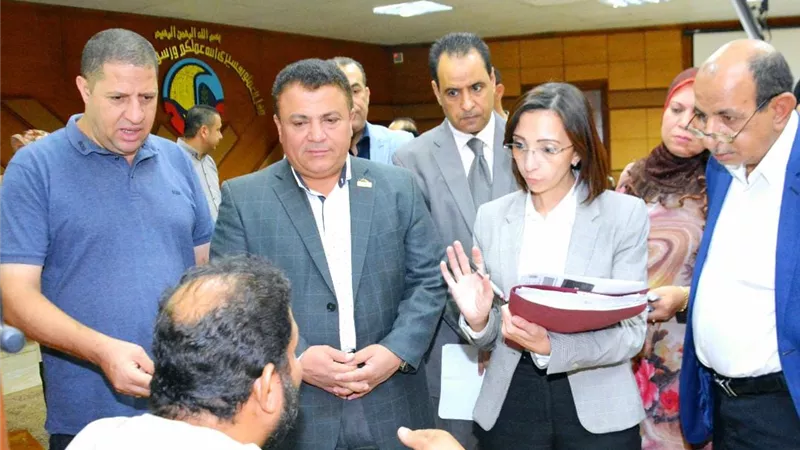 محافظ البحيرة توزع الشنط المدرسية لتخفيف العبء عن الأسر