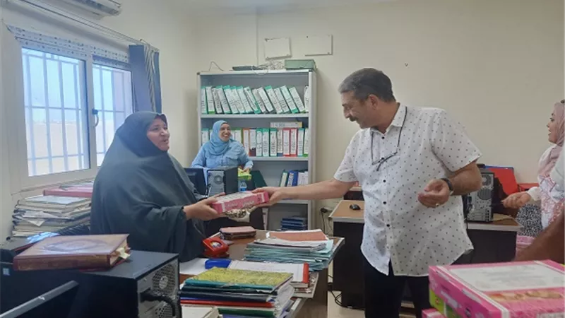 رئيس حي جنوب الغردقة يهنئ الموظفين ويقوم بتوزيع الحلوي عليهم
