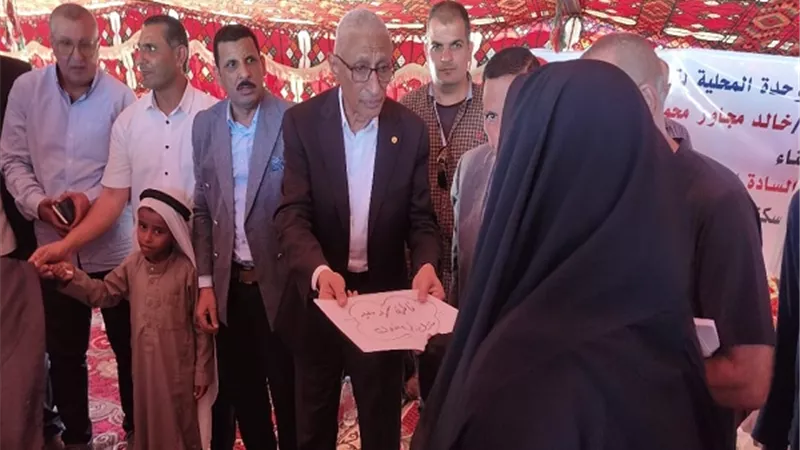محافظ شمال سيناء يسلم عقود 20 منزلا بدويا بقرية التلول