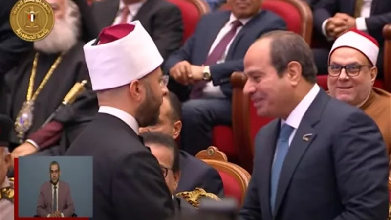 وزير الأوقاف يهدي الرئيس السيسي 