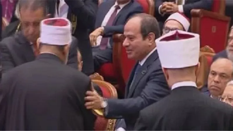 شيخ الأزهر يهدى الرئيس السيسي النسخة الأولى من ترجمة معانى القرآن للإنجليزية