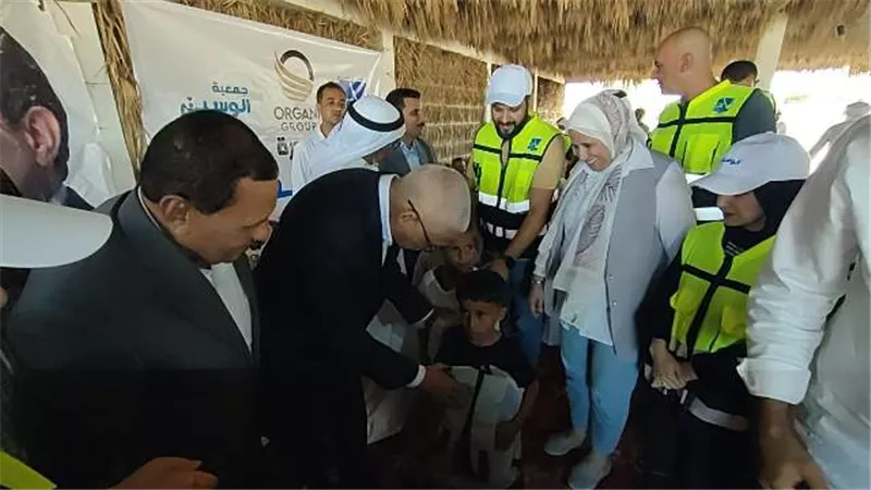 مجاور يشهد تسليم شنط المدارس للتلاميذ من أبناء شهداء قرية الروضة