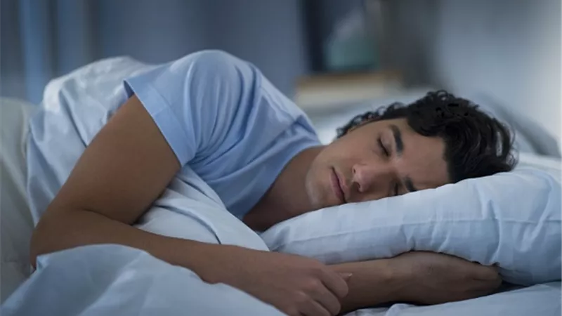 أطعمة ومشروبات تساعد على النوم وأخرى تمنعه