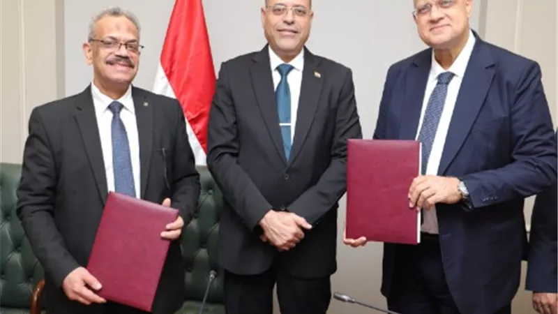 وزير العمل يشهد إتفاقية جماعية تحفظ حقوق 1200 عامل