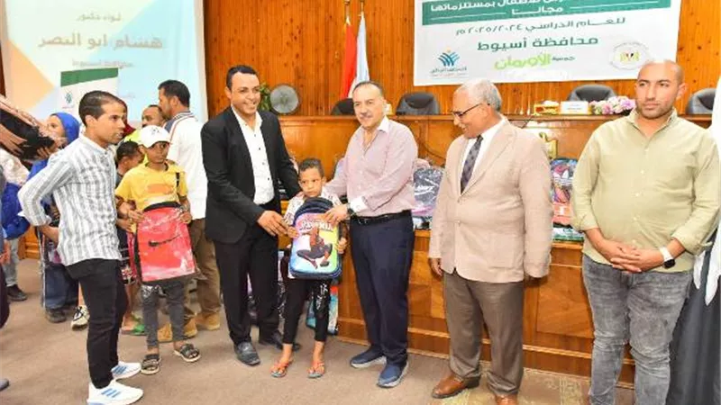 محافظ أسيوط يسلم شنط وأدوات مدرسية لعدد 500 من التلاميذ الأيتام