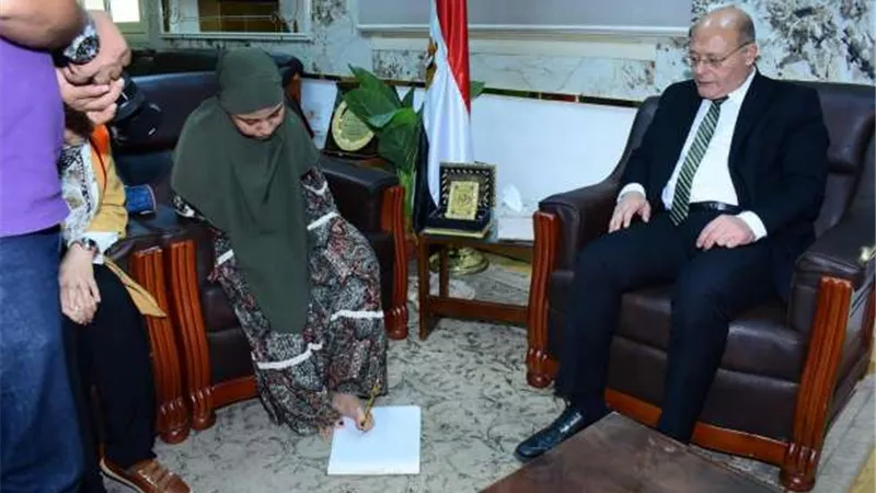 رئيس جامعة سوهاج يستقبل طالبة مبدعة من ذوي الهمم